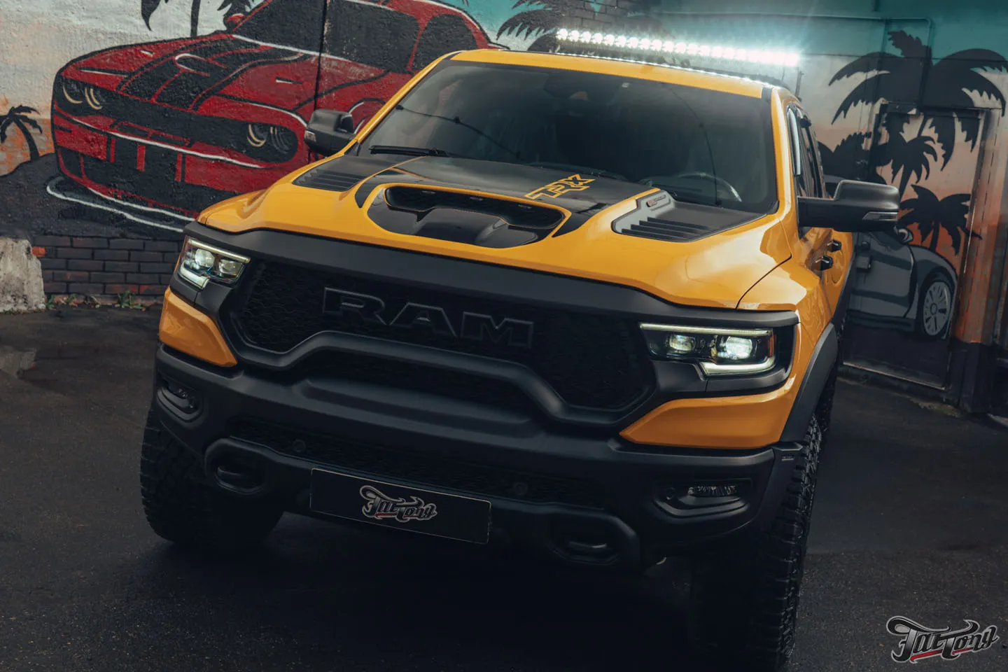 Тюнинг новенького RAM TRX Havoc Edition, часть 2: установка пневмосигнала Hadley, полезные доработки по кузову, установка световой балки Rigid на разработанном нами выдвижном механизме